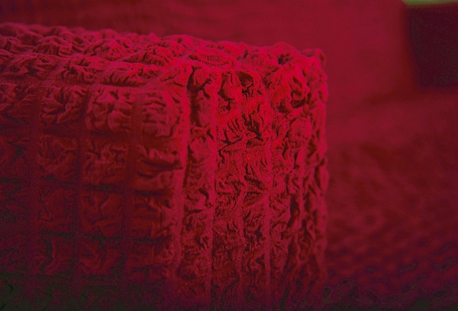 Чехол на угловой диван с оттоманкой CONCORDIA, выступ слева, цвет бордовый фото 7